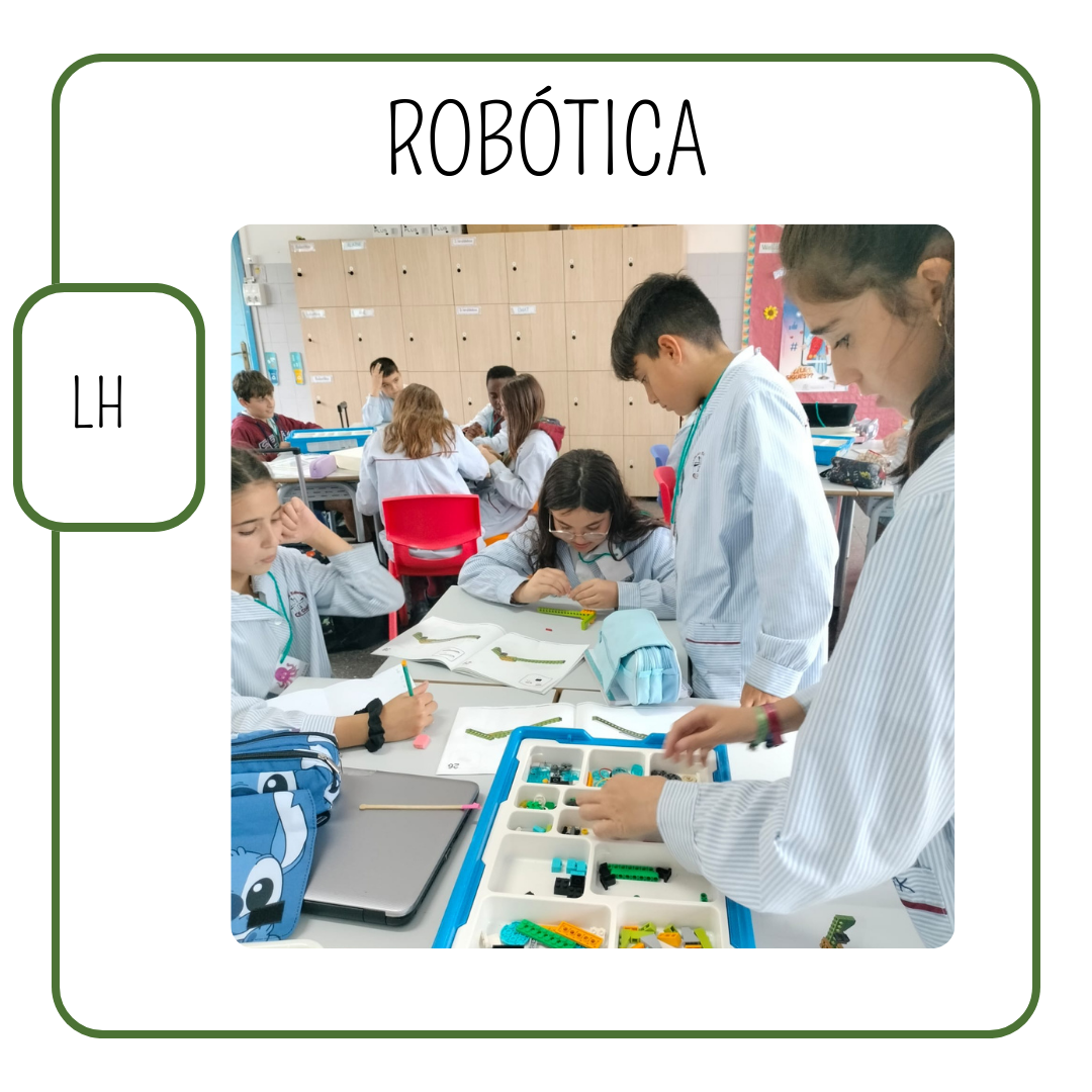 Alumnos practicando robótica